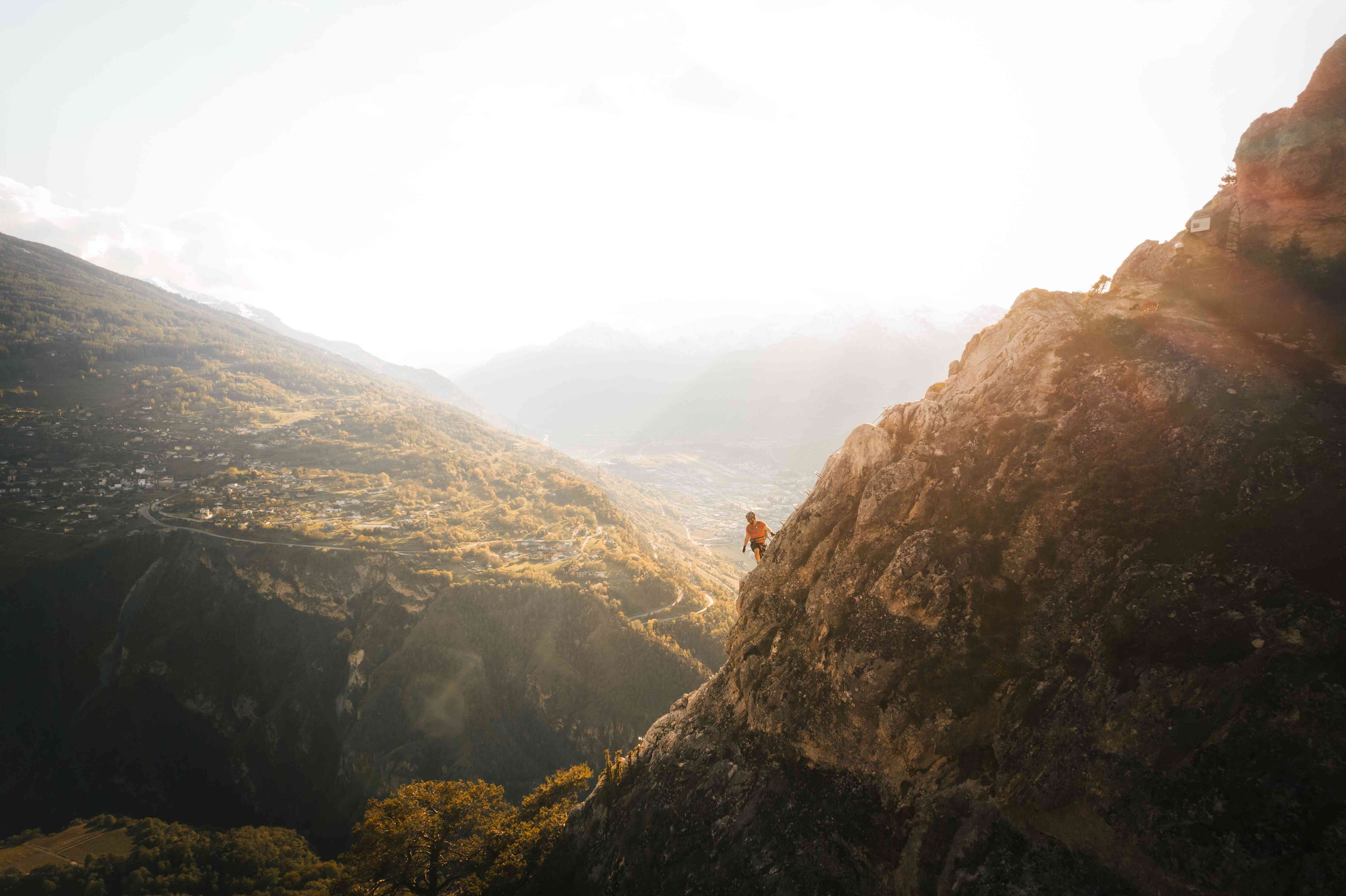 5 itinéraires pour progresser en via ferrata en Valais